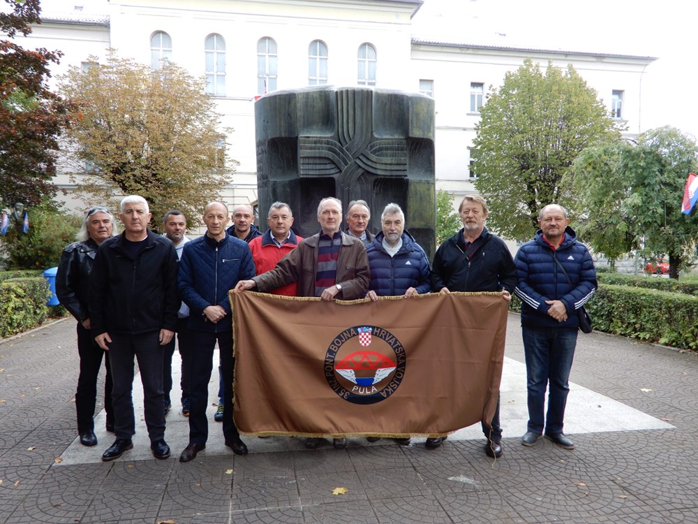 Delegacija Udruge branitelja - Klub 35. Inženjerijske bojne posjetila je u listopadu lokacije na kojima su boravili tijekom djelovanja na ličkom ratištu (Foto: privatni arhiv)